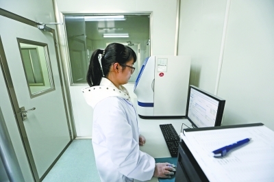 30年前看別人下棋弄丟兒子 30年后親子鑒定認(rèn)回兒子